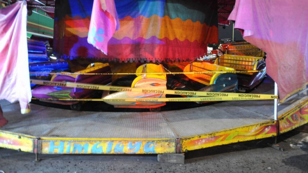 Hombre fue expulsado de un juego mecánico en feria de Metepec.