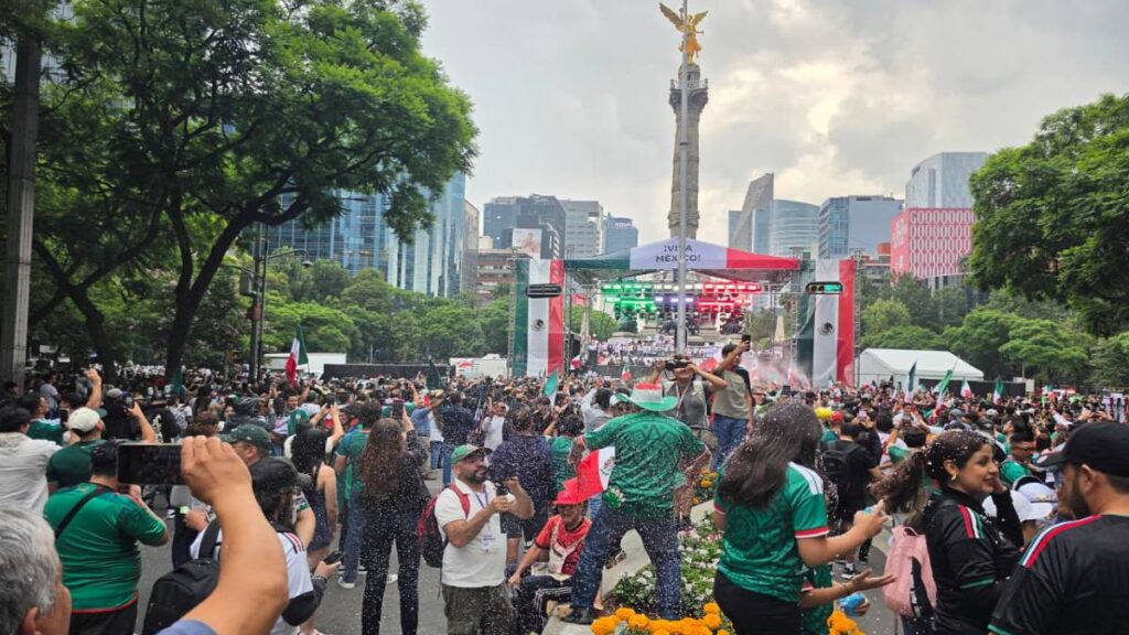 Festejos en el Ángel de la Independencia