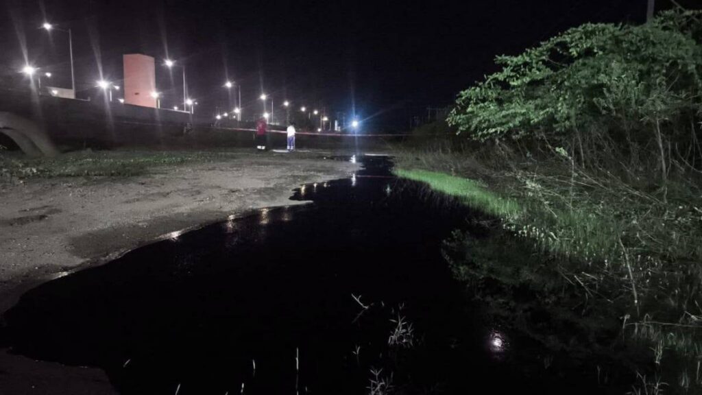 Pemex controla fuga de combustóleo en Oaxaca.