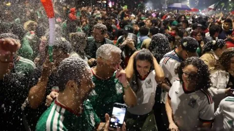El futbol: un refugio ante la crisis diaria en México