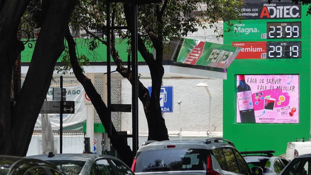 Aunque el petróleo bajó tras la tregua entre Irán y Estados Unidos, la gasolina seguirá cerca de 24 pesos.