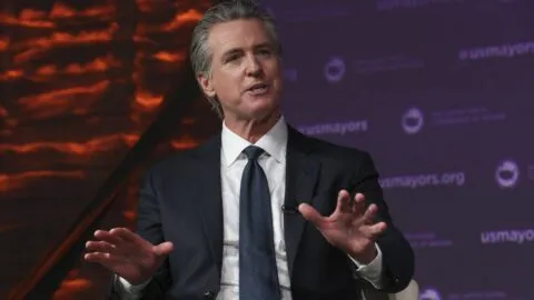Gobernador de California denuncia investigación federal y acusa a Trump de perseguirlo políticamente