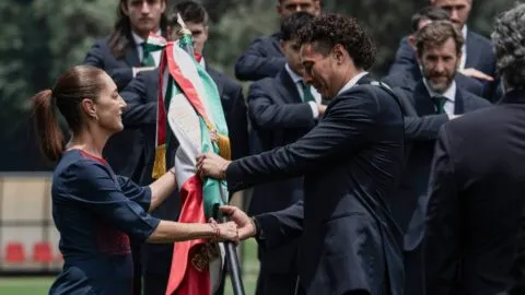 Guillermo Ochoa recibe la bandera nacional durante el abanderamiento de la Selección Mexicana