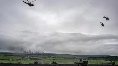 Se estrella helicóptero militar de EE.UU. cerca del estrecho de Ormuz; Trump promete responder