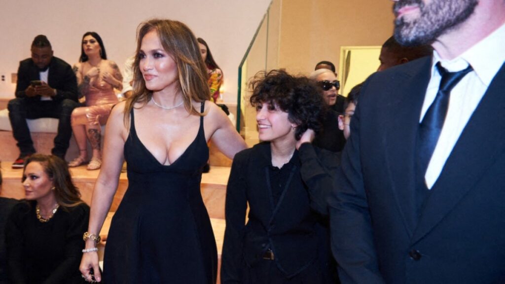 Jennifer López suele presentar a su hija Emme con pronombres neutros. Foto: AFP