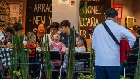 Hotelería y restaurantes venden menos en México; ingresos caen 8.4% anual