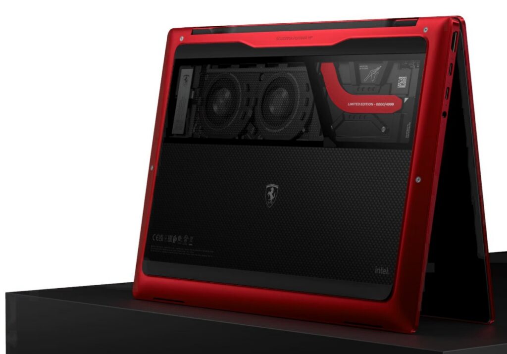 La parte baja de la laptop edición especial de HP y Ferrari