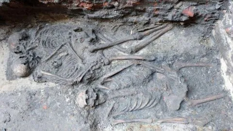 ¿Eran amantes? Arqueólogos investigan el misterio de dos mujeres abrazadas en una tumba medieval