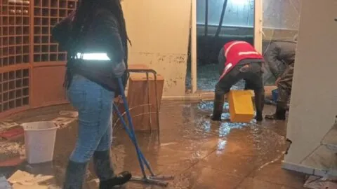Se desborda el río La Coyotera y causa inundaciones en Huixquilucan