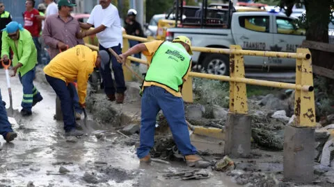 Lluvias en Saltillo dejan 12 viviendas inundadas y comercios bajo el agua