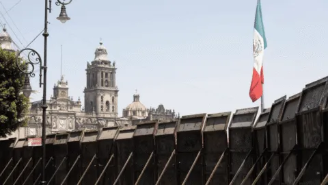 CDMX blinda el Zócalo con vallas metálicas y bloques de concreto previo a la marcha de la CNTE