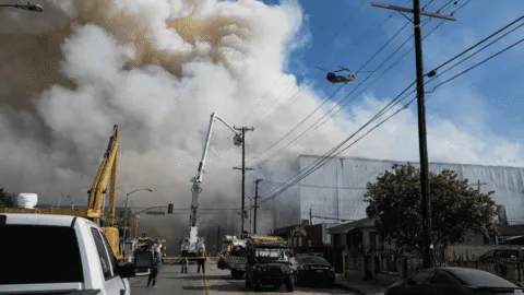 Incendio en almacén cubre de humo a Los Ángeles, EE. UU., por varios días
