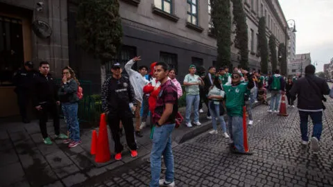 Fan Fest del Zócalo arranca entre filas, empujones y lleno total por debut de México en el Mundial