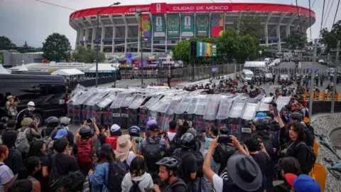 Colectivos de búsqueda generan tensión y confrontan aficionados fuera del Estadio Ciudad de México