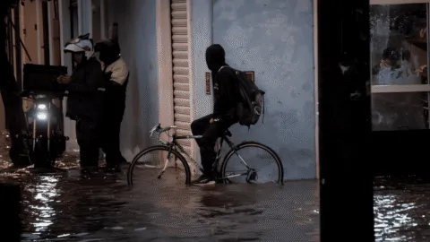 Onda tropical 7 provocará lluvias en todos los estados para este lunes, advierte Metereológico