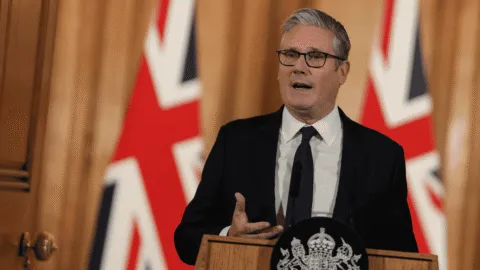 Primer ministro de Reino Unido, Keir Starmer, anuncia su dimisión tras semanas de conflictos en el Partido Laborista