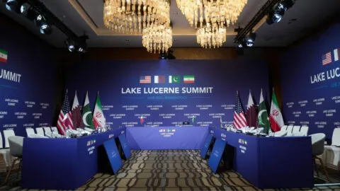 Irán y EE. UU. acuerdan reabrir Ormuz y frenar guerra, tras primera ronda de conversaciones en Suiza