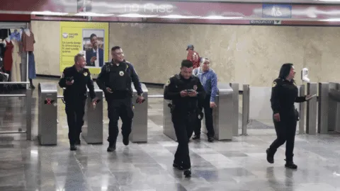 Video: sombrilla provoca explosión y retrasos en Línea 1 del Metro CDMX