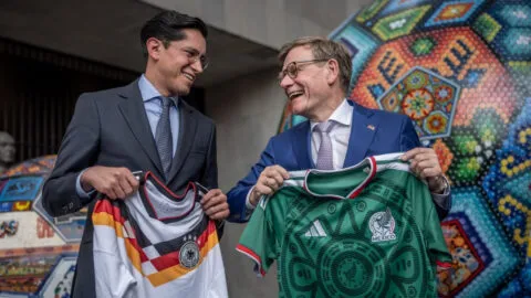 “Sí pica”: ministro alemán prueba salsas mexicanas y asegura buscar fortalecer la relación con México