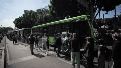 Caos en Línea 2 del Metro CDMX: largas filas y retrasos por cierre de Chabacano, Viaducto y San Antonio Abad