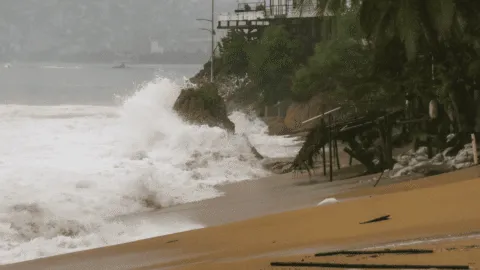 Tormenta tropical Boris toca tierra entre Guerrero y Oaxaca; autoridades estiman lluvias muy fuertes