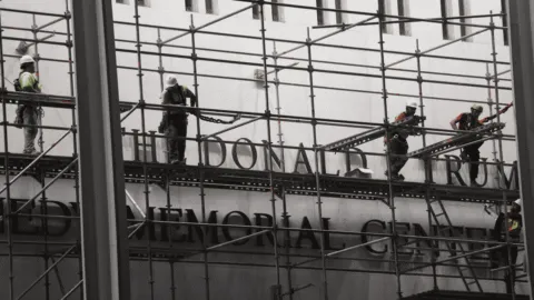 Juez ordena retirar nombre de Donald Trump del Kennedy Center; trabajos comienzan