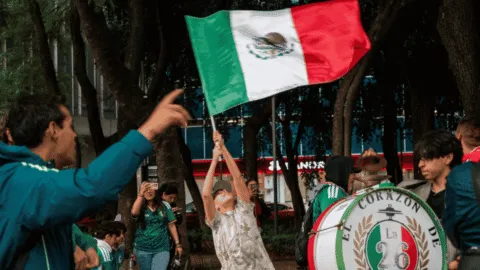 Afición mexicana arma fiesta en el Ángel y hace ruido al hotel de Ecuador