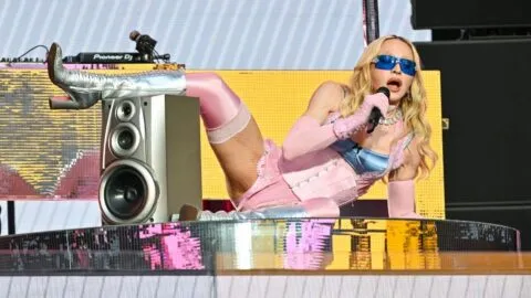 Videos: a sus 67 años, Madonna sorprende a sus fans con breve show en el Times Square