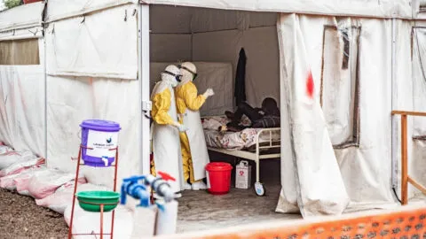 Ébola se dispara en Congo; autoridades confirman 82 muertos y 452 casos confirmados
