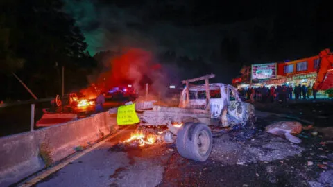 Comuneros de San Pedro Atlapulco bloquean la México-Toluca en protesta contra la tala ilegal