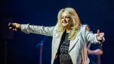Bonnie Tyler sale del coma; sigue hospitalizada en cuidados intensivos