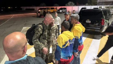 Alto militar de EE. UU. llega a Venezuela para coordinar y supervisar tareas de rescate tras terremoto