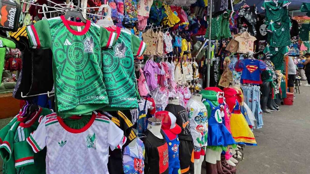 IMPI realiza operativo contra la piratería afuera del Estadio Guadalajara por el Mundial 2026.
