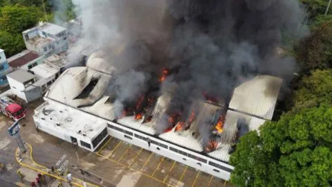Se incendia bodega de plásticos en Villahermosa; bomberos tardan más de 6 horas en controlar el siniestro