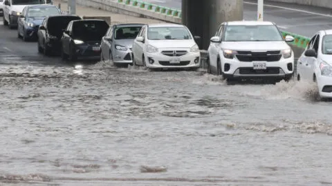 Videos: Se desborda río en Huixquilucan y el agua entra a casas y comercios