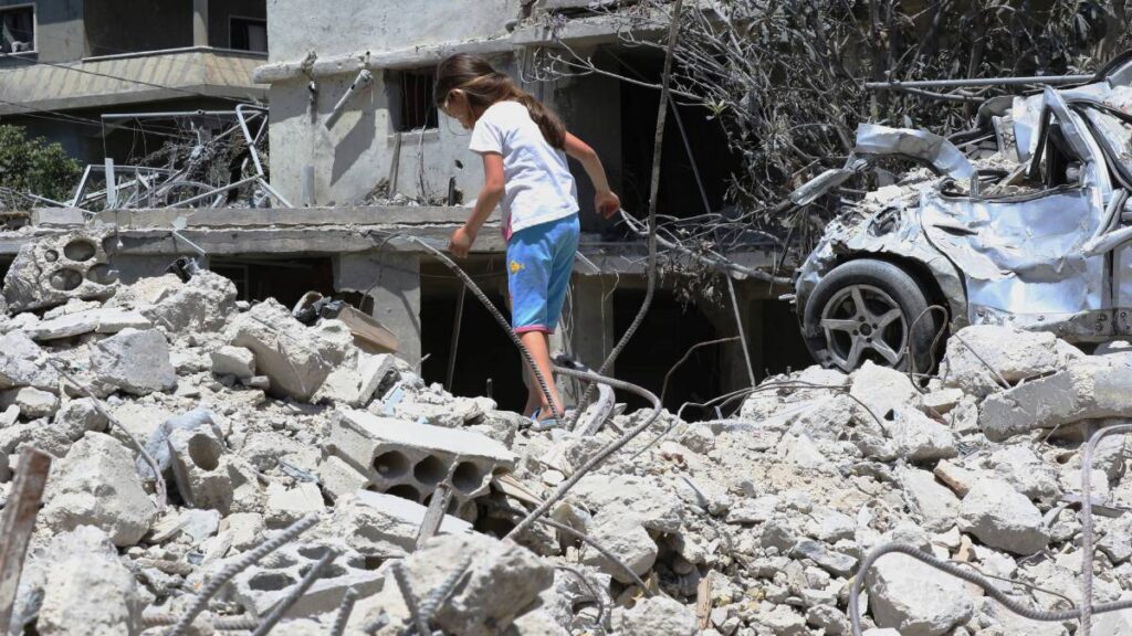 Israel reanudó ataques en Líbano pese al alto al fuego, mientras diplomáticos buscan mantener el diálogo regional.
