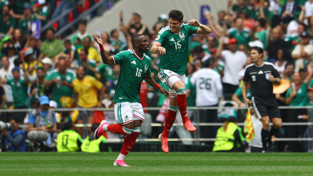 Julián Quiñones marca el primer gol de México en el Mundial