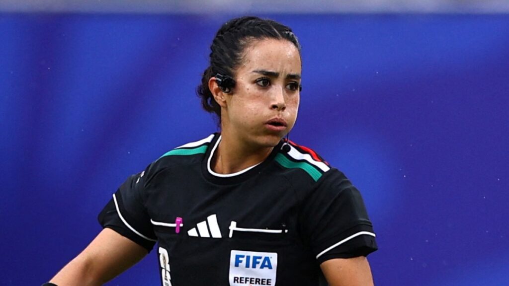 Katia Itzel en su debut mundialista con un uniforme con los coleres de México
