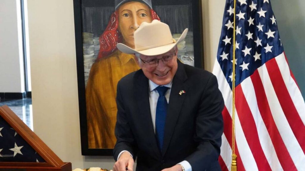 Libro de Ken Salazar genera tensión entre México y EU