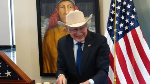Libro de Ken Salazar reaviva controversia sobre AMLO y el "Mayo" Zambada