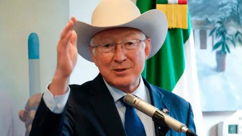 De aliado a crítico: Ken Salazar destapa preocupaciones en México por su libro