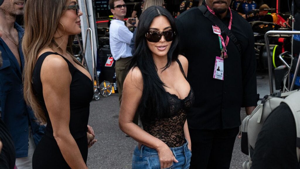 Kim Kardashian durante la sesión de clasificación de Fórmula 1 antes del Gran Premio de Mónaco en Mónaco el 6 de junio de 2026.