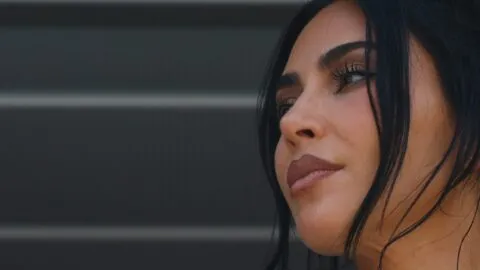 Kim Kardashian impacta en el GP de Mónaco y termina bañada de champaña, así apoyó a Lewis Hamilton
