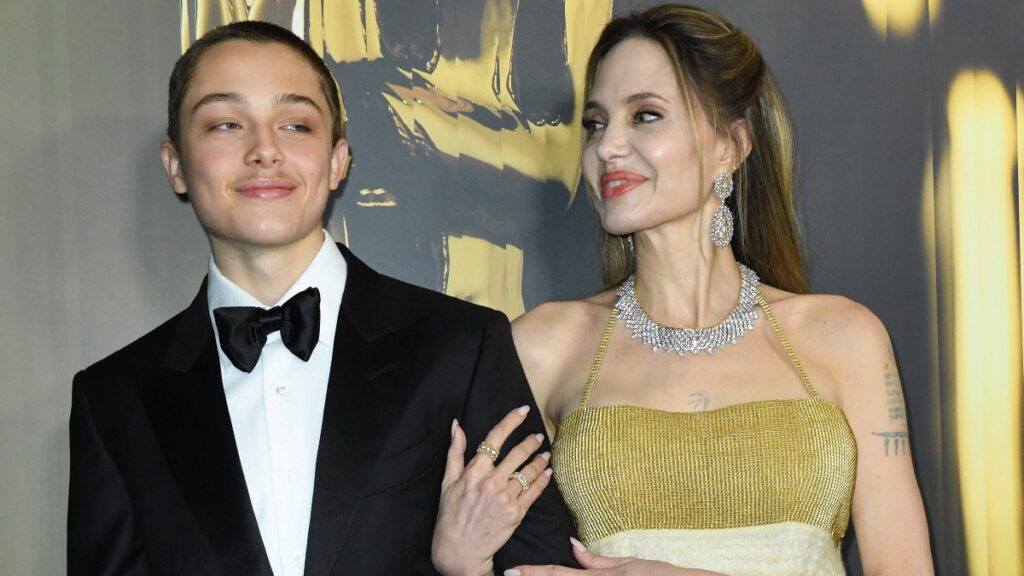Angelina Jolie y su hijo Knox Jolie-Pitt en 2024