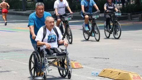 Entregan apoyos económicos en León, Guanajuato, a cuidadores de personas vulnerables