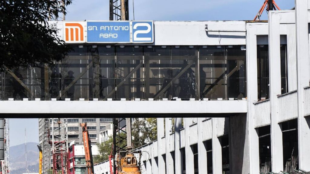 La Línea 2 del Metro volvió a operar de Tasqueña a Cuatro Caminos, aunque seis estaciones permanecen cerradas.
