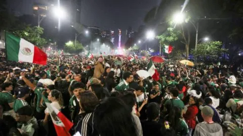 ¡Ni la lluvia los detiene! Tras goleada histórica de México a Chequia miles celebran en Ángel de la Independencia
