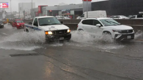 Lluvias causan caos en Nuevo León; suspenden Fan Fest