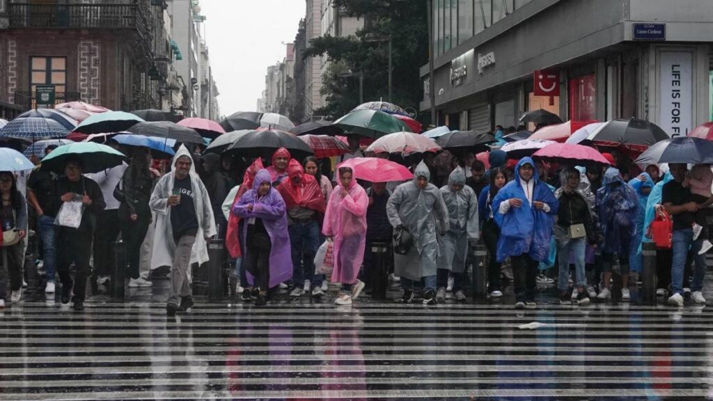 Zona de baja presión con potencial ciclónico provocará lluvias intensas, granizo y fuertes vientos en gran parte de México.