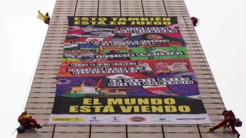 Con lona en Estela de Luz, organizaciones piden atender desapariciones y crisis ambiental